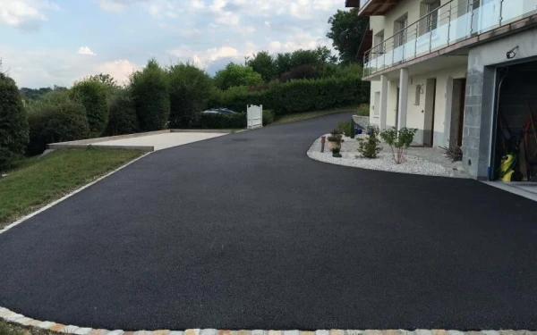Cour en enrobé noir à chaud