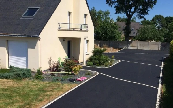Cour en enrobé noir à chaud