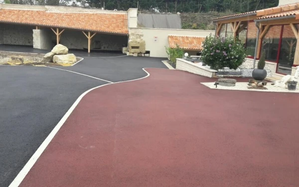 Cour en enrobé noir à chaud