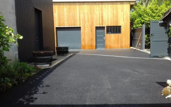 Cour en enrobé noir à chaud