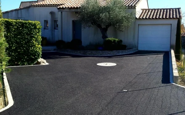 Cour en enrobé noir à chaud