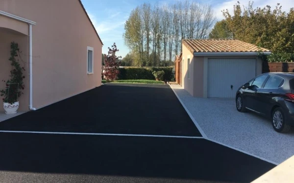 Cour en enrobé noir à chaud