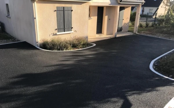 Cour en enrobé noir à chaud - Entreprise Coppin