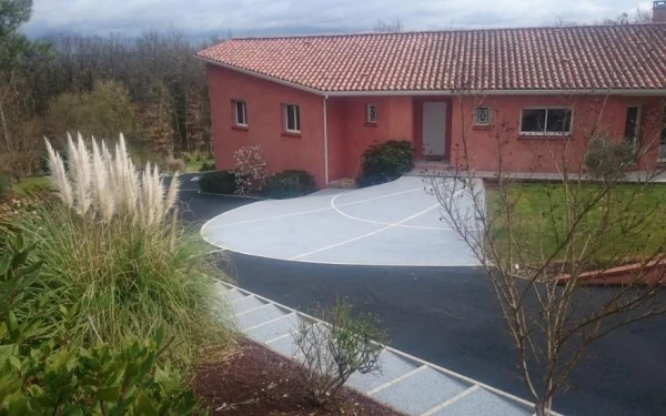 Cour en enrobé noir à chaud et béton drainant