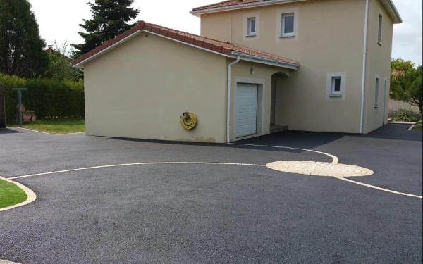 Cour en enrobé noir à chaud et pavage