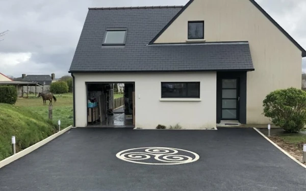 Cour en enrobé noir à chaud et pavé la couture®