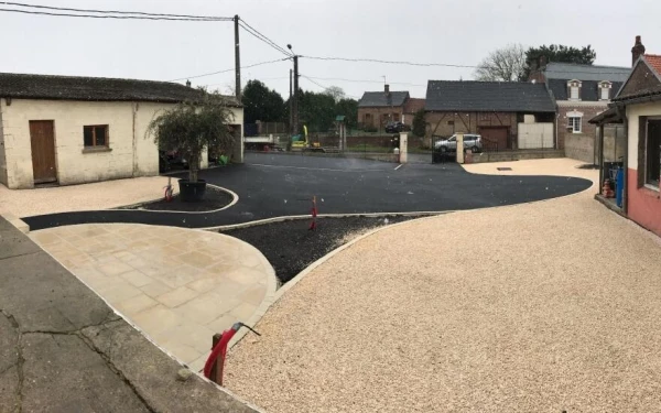 Cour en enrobé noir à chaud, gravistar et dallage - Entreprise Coppin