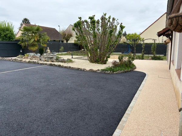 Cour en enrobé noir et Hydrostar Dune