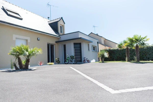 Cour en enrobé noir, pavage et terrasse en Boibé