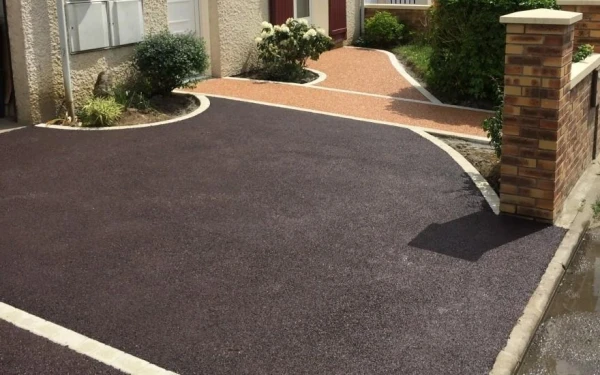 Cour en enrobé rouge à chaud et Hydrostar®