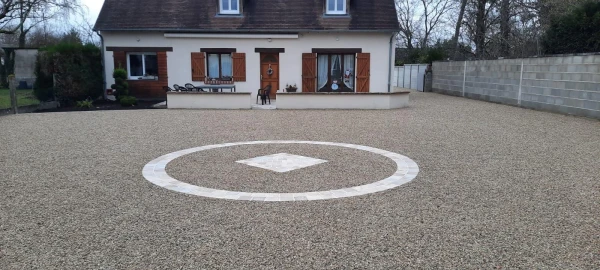 Cour en Gravistar beige avec motif travertin