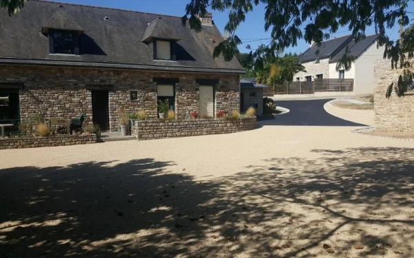 Cour en Gravistar® et enrobé noir à chaud