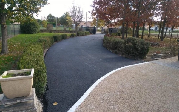Cour en Gravistar® et enrobé noir à chaud - Entreprise Babusiaux