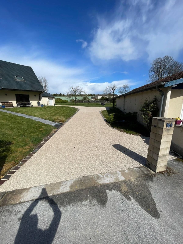 Cour en Gravistar et pavé La Marjolaine nuage