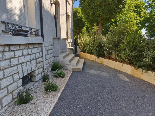 Cour en Hydrostar basalte