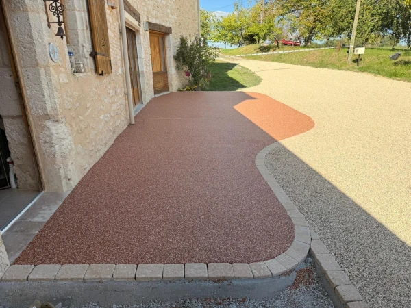 Cour en Hydrostar corail et Gravistar beige