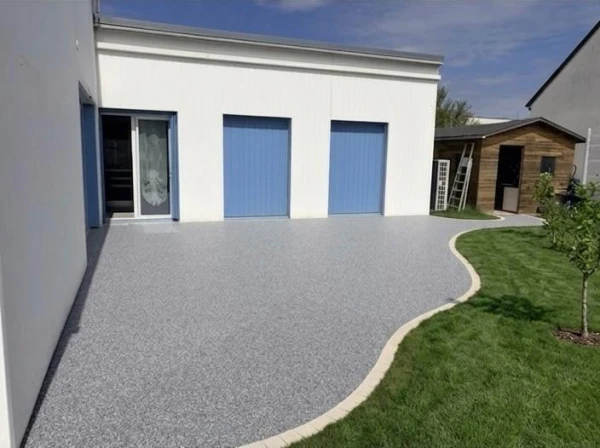 Cour en Hydrostar gris et pavé La Couture ton pierre