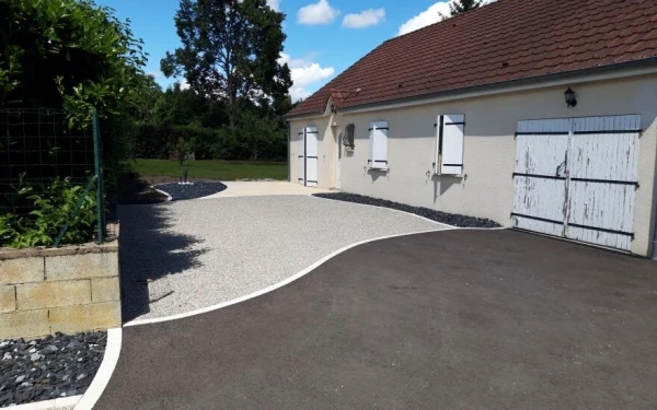 Cour en Minéralstar® et Alvéostar® et enrobé noir à chaud