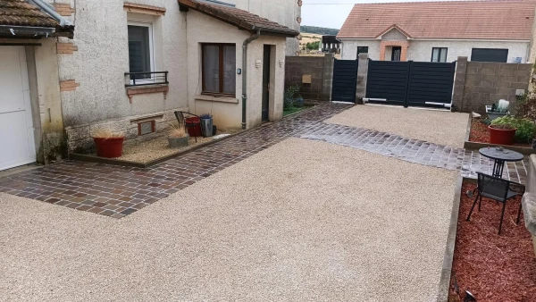 Cour en pavage et en Alvéostar