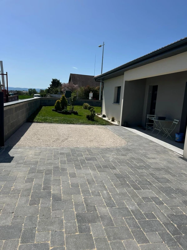 Cour en pavage newhedge et Alvéostar