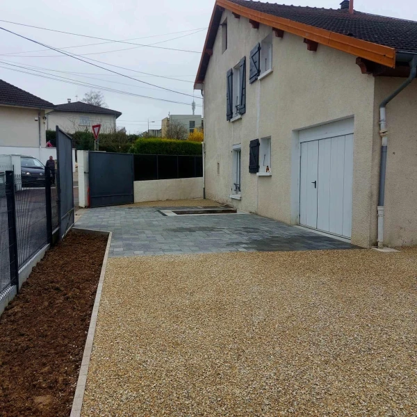 Cour en pavage Newhedge et en Alvéostar beige Montrevel