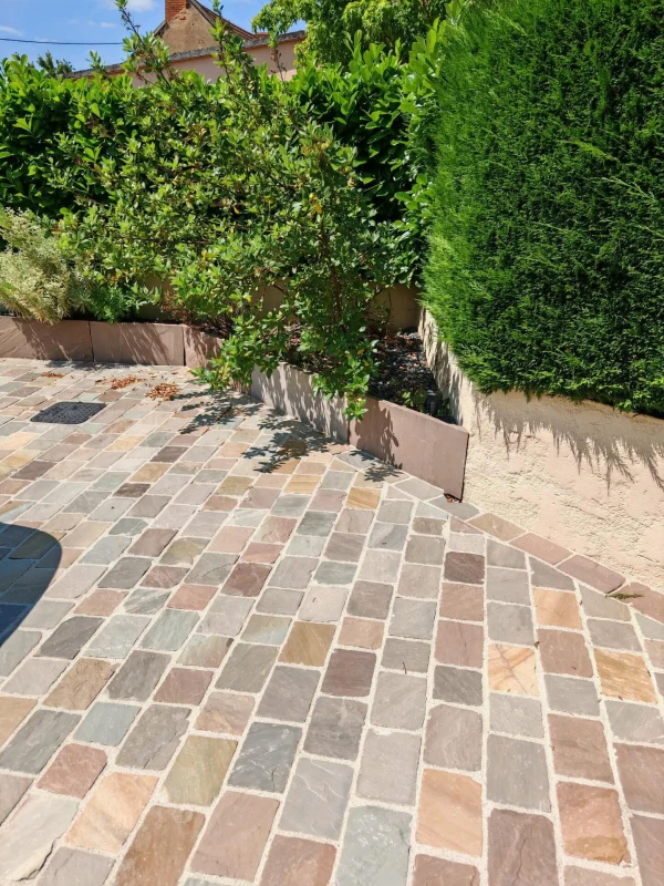 Cour en Pavés Grés et bordures Hautes multicolores