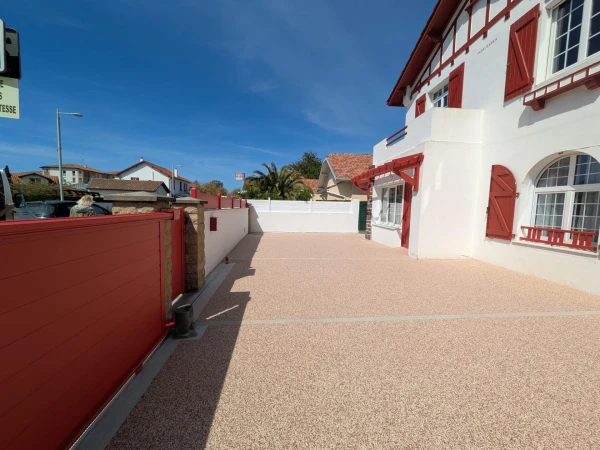 Cour en reine carrossable Hydrostar avec portail et marquise