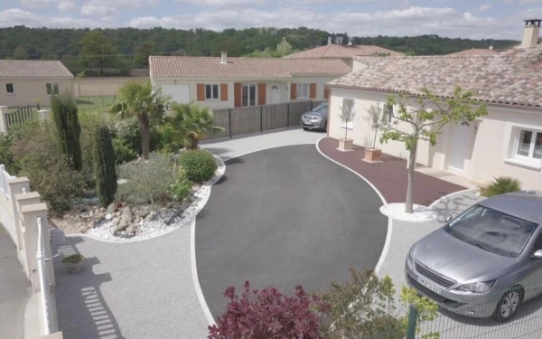 Cour en Stardraine®, enrobé noir à chaud, Alvéostar® et pavé La Couture®