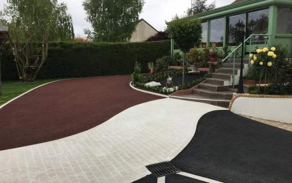 Cour en Stardraine®, pavage et enrobé noir à chaud