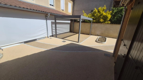 Cour et allée piétonne en Minéralstar