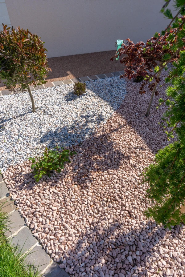 Création de massif avec galets et végétaux + Terrasse en Hydrostar