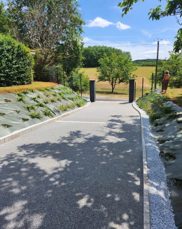 Création de talus bâché et plantation