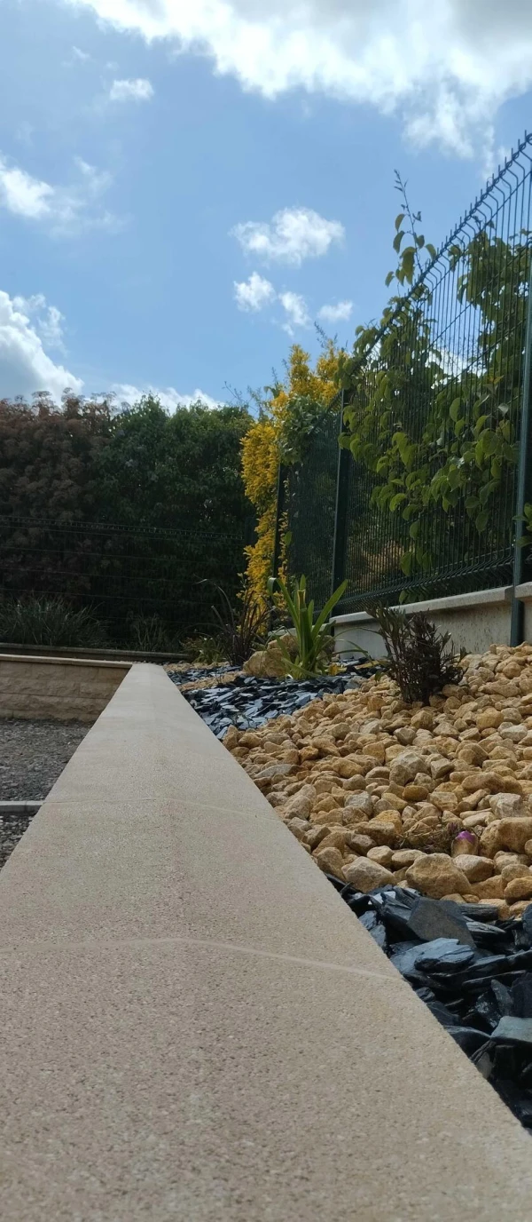 Création paysagère avec ardoises, paillage, galets et plantations