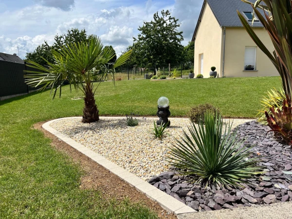 Création paysagère avec galets, ardoises et plantes