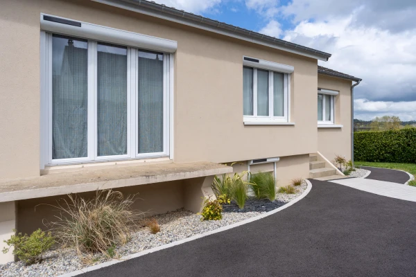 Création paysagère avec galets, ardoises et végétaux + entrée de maison en enrobé à chaud et pavage