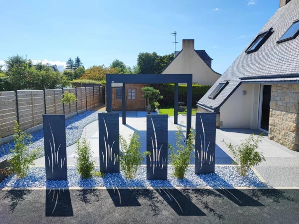 Création paysagère avec galets et végétations terrasse en Hydrostar, dallage et pergola