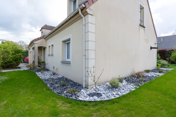 Création paysagère avec galets et végétaux