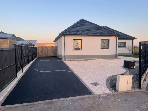 Entrée de maison en Alvéostar®, enrobé à chaud et Pavé la couture®