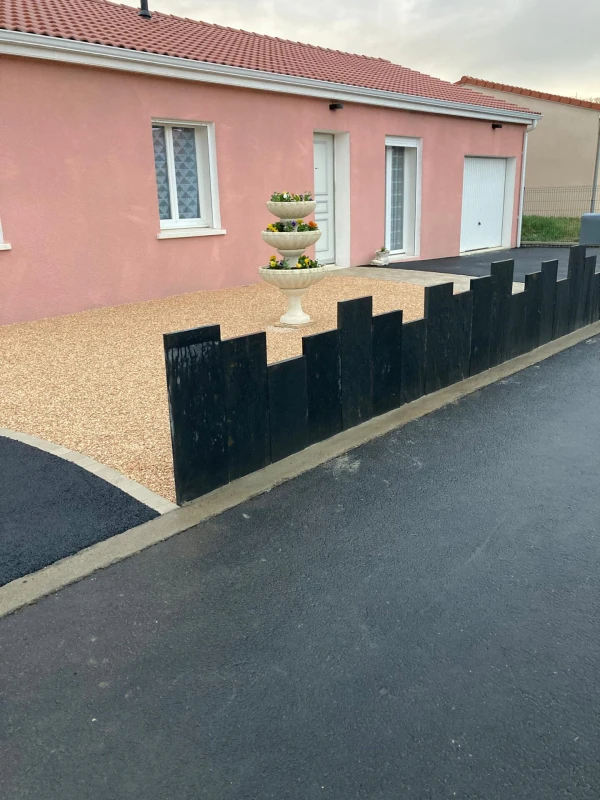 Entrée de maison en Alvéostar®, enrobé à chaud, pavage dallage et Pavé la couture®