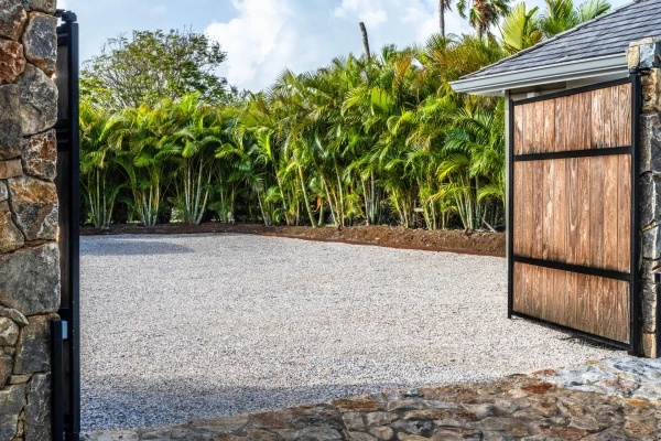 Entrée de maison en Alvéostar® et bordure en acier effet corten