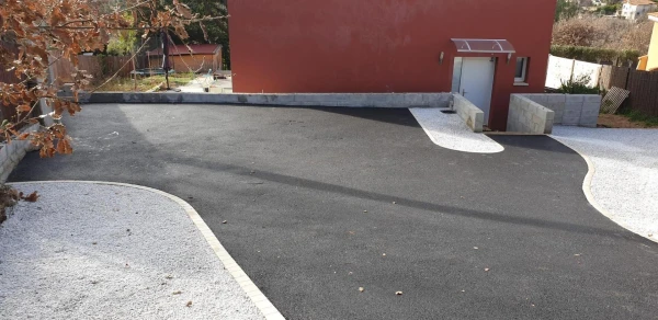 Entrée de maison en Alvéostar® et enrobé à chaud