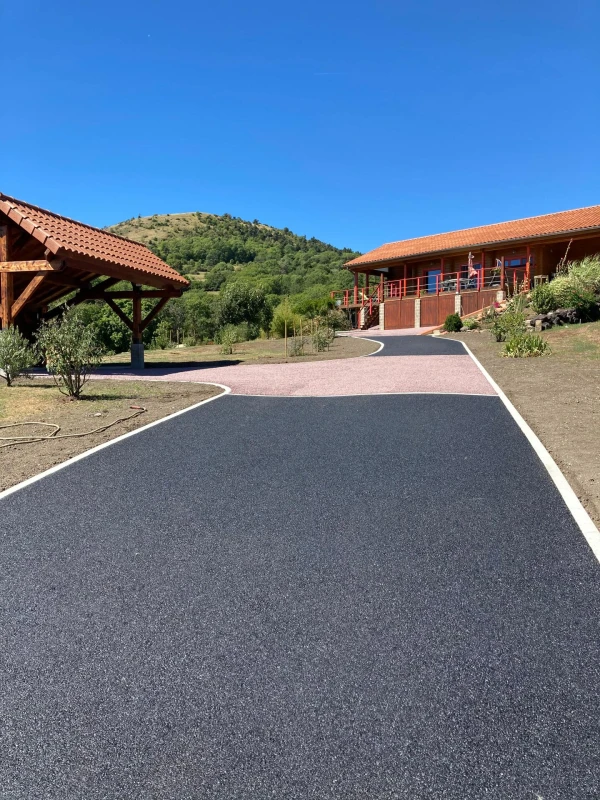 Entrée de maison en Alvéostar® et enrobé à chaud