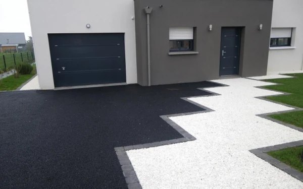 Entrée de maison en Alvéostar® et enrobé noir à chaud