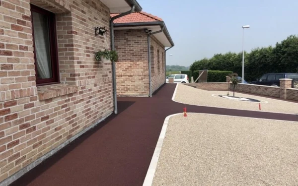 Entrée de maison en Alvéostar® et enrobé rouge à chaud - Entreprise Rigaux