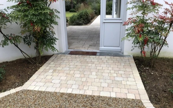 Entrée de maison en Alvéostar® et Pavage