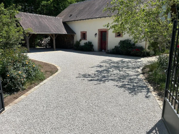 Entrée de maison en Alvéostar® et pavage