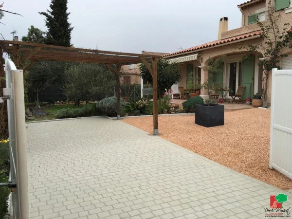 Entrée de maison en Alvéostar® et pavage dallage