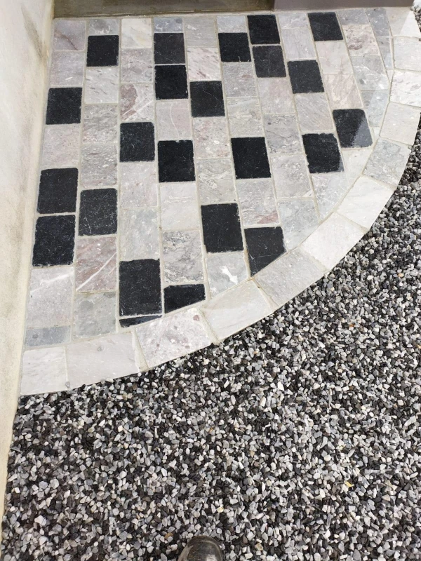 Entrée de maison en Alvéostar® et pavage dallage