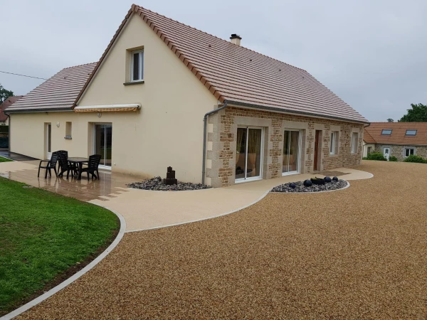 Entrée de maison en Alvéostar®, grès cérame, Hydrostar® et Pavé la couture®