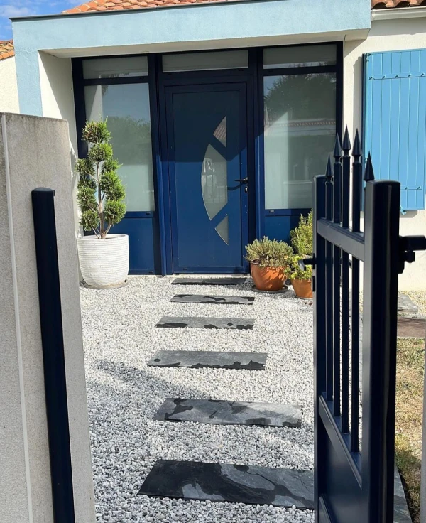 Entrée de maison en Alvéostar gris et en pas japonais en ardoise